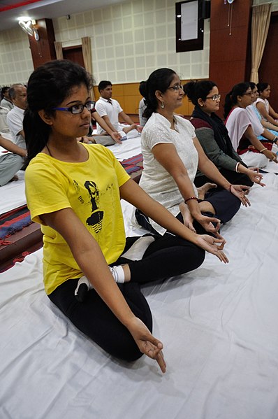 Bron: https://commons.wikimedia.org/wiki/File:Padmasana_-_International_Day_of_Yoga_Celebration_-_NCSM_-_Kolkata_2015-06-21_7417.JPG